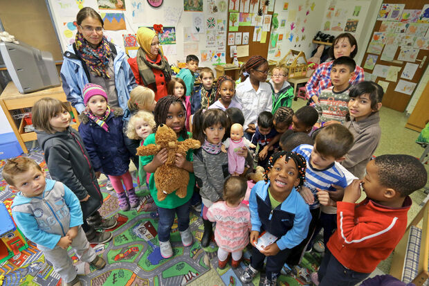 Die Flüchtlingskinder freuten sich über die Spielsachen und Süßigkeiten. FOTO: ANDREAS DUNKER