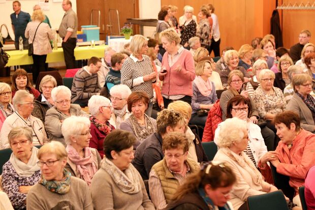 Die Organisatorinnen und ihre Ehemänner sorgen beim "Kino mit Flair" stets auch für einen Getränkeausschank und kleine Snacks. ARCHIVFOTO: ANDREAS DUNKER