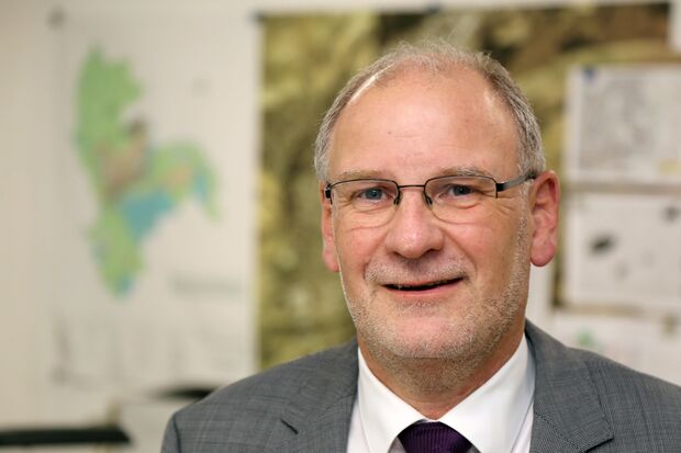 Fachbereichsleiter Markus Kleindopp von der Gemeindeverwaltung Wickede (Ruhr) bittet Anlieger und Passanten in der Ringstraße um Verständnis, dass aktuell die Straßenbeleuchtung nicht funktioniert. Ein altes und defektes Erdkabel sei die Ursache dafür. ARCHIVFOTO: ANDREAS DUNKER