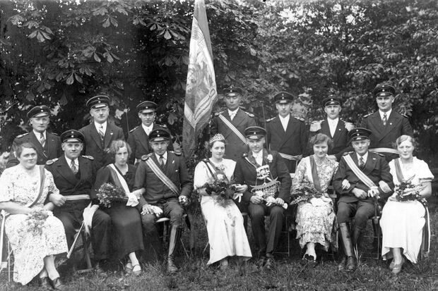 Königspaar von 1935/36: Alfons Gaugel und Rosalie Danne-Rasche (Mitte) FOTO: ARCHIV VEREIN DORF WIMBERN