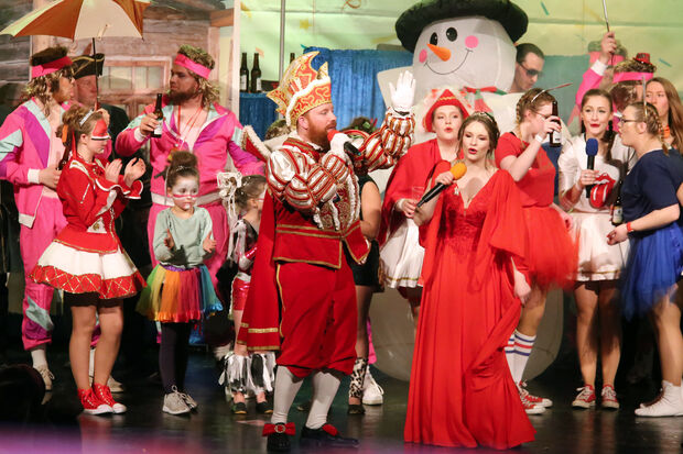 Zum Schluss sang das Karnevalsprinzenpaar Marius Kobbeloer und Julika Schmelzer nochmals. FOTO: ANDREAS DUNKER