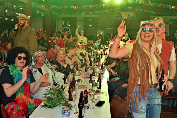 Das Publikum klatschte und schunkelte begeistert mit – links: Bürgermeister Dr. Martin Michalzik (CDU) mit schwarzer Sonnenbrille und Perücke FOTO: ANDREAS DUNKER