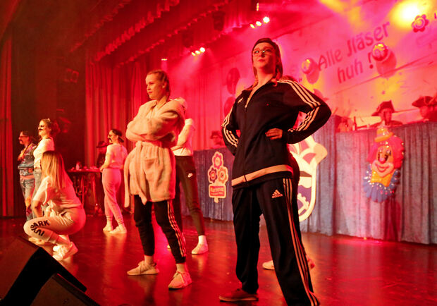 Die "Funky Marrys" bei ihrer Tanz-Vorführung: Erst im "Schlabber-Look" … FOTO: ANDREAS DUNKER