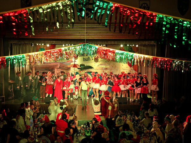 Das große Finale beim Kolping-Karneval mit den Aktiven des Programms auf der Bühne des Bürgerhauses FOTO: ANDREAS DUNKER