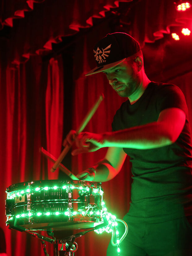 Drummer Magnus Uhlenbrock zeigte sein musikalisches Percussion-Geschick an der Trommel FOTO: ANDREAS DUNKER