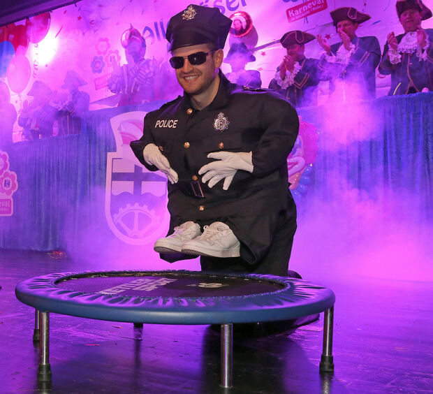 Philip Cordes von der Männer-Gruppe "Schräge Vögel" bei der Präsentation des Songs "YMCA" der "Village People" FOTO: ANDREAS DUNKER