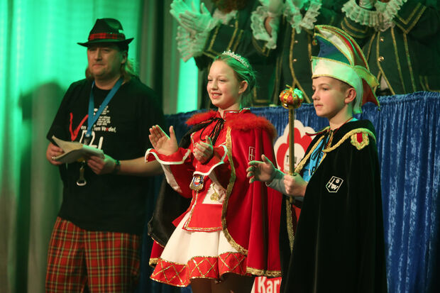 Das Kinderprinzenpaar Dina Schnapp und Louis Anders beim Kolping-Karneval auf der Bürgerhaus-Bühne zusammen mit Moderator Christian Werft (links) FOTO: ANDREAS DUNKER