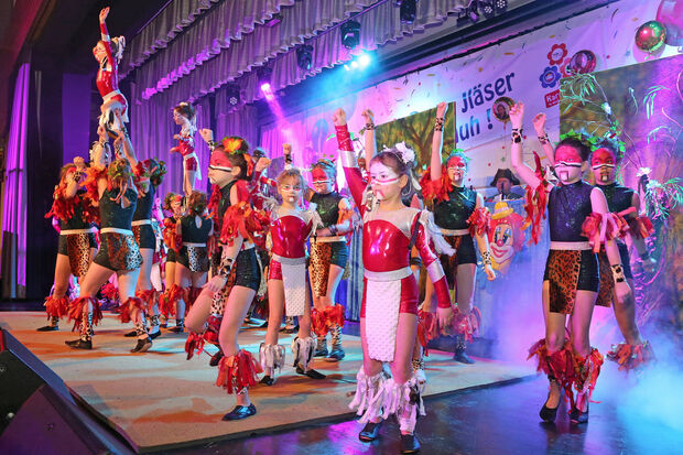 Die Tanz-Akrobatik-Gruppe "Chibikko" des Turnvereins (TV) Wickede (Ruhr) beim Kolping-Karneval FOTO: ANDREAS DUNKER