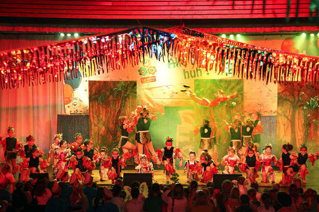 Fliegende Artistin der Tanz-Akrobatik-Gruppe "Chibikkos" des Turnvereins (TV) Wickede (Ruhr) FOTO: ANDREAS DUNKER