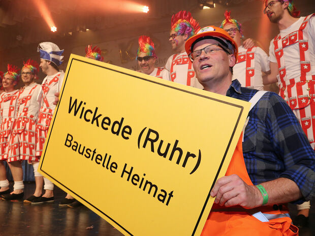 Bürgermeister Dr. Martin Michalzik (CDU) hat es bei seinem Auftritt auf der Bühne beim Kolping-Karneval wohl schon geahnt: Seine Heimatgemeinde Wickede (Ruhr) bleibt eine Baustelle. ARCHIVFOTO: ANDREAS DUNKER
