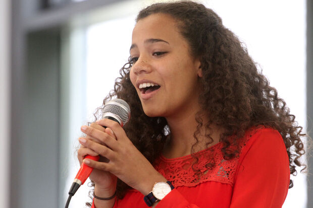 Schülerin Sarahn Konate präsentierte zwei Lieder live auf der Bühne. Begleitet wurde sie dabei an der Gitarre von Gerd Twieling. FOTO: ANDREAS DUNKER