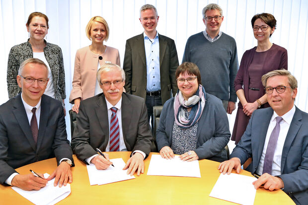 Unterzeichneten die Kooperationsvereinbarungen (sitzend, von links): die Sparkassen-Vorstände Klaus Eickenbusch und Ulrich Kleinetigges sowie die Schulleiter Anne-Kristin Brunn vom Ursulinen-Gymnasium und Michael Prünte vom Städtischen Marien-Gymnasium. Stehend (von links): Personal- und Ausbildungsleiterin Astrid Cramer und Marketing-Mitarbeiterin Inga Kreis von der Sparkasse SoestWerl, Oberstufenkoordinator Frithjof Egert (Marien-Gymnasium), Konrad Beckmann (Stellvertretender Schulleiter und Abteilungsleiter Gymnasium der Ursulinen-Schulen) und Antje Kuss als Leiterin der Sparkassen-Hauptniederlassung Werl. FOTO: ANDREAS DUNKER