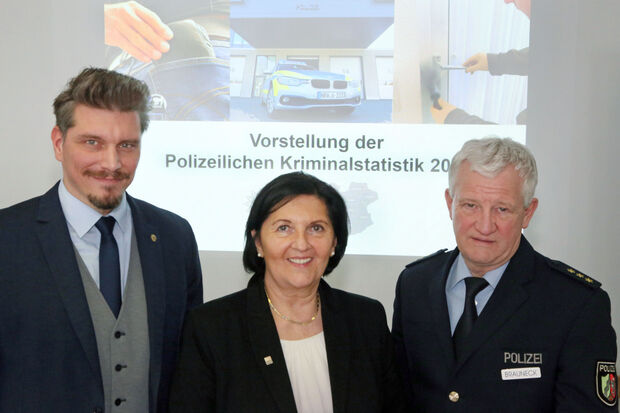 Präsentierten die Polizeiliche Kriminalstatistik 2017 (von links) Benjamin Aufdemkamp als neuer Kripo-Chef, Landrätin Eva Irrgang (CDU) und Polizeidirektor Jochen Brauneck. FOTO: ANDREAS DUNKER
