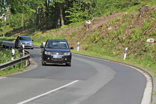 Fehlende Mittellinie auf der L 732 zwischen Ruhrbrücke und Echthausen FOTO: ANDREAS DUNKER