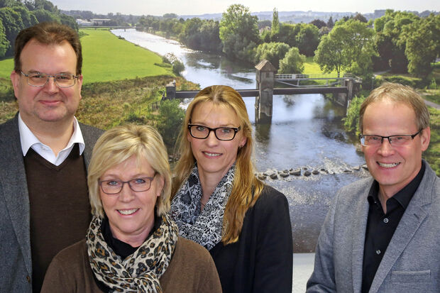 Der Wickeder Bürgermeister Dr. Martin Michalzik (rechts) zusammen mit den LEADER-Regionalmanagern Sven Hedicke (links) und Christine Theiler-Hemmer (Mitte) sowie der Wickeder Wirtschaftsförderin Ruth Hornkamp (Vordergrund). Im Hintergrund ein Foto des alten Trommelwehres, welches im Rahmen des Projektes "Ruhrleuchten" illuminiert werden soll. ARCHIVFOTO: ANDREAS DUNKER
