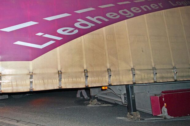 Aufgesetzt: die Stützen des Anhängers hinterließen Kratzspuren in der asphaltierten Fahrbahndecke. FOTO: MICHAEL MECHTOLD