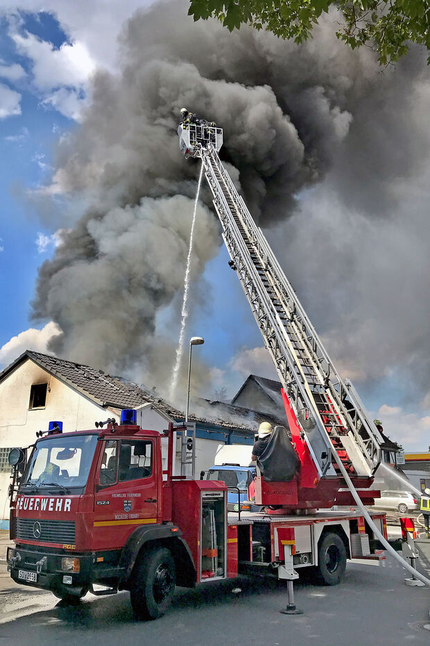 Die giftige Qualmwolke zog teilweise nicht nur wie eine Säule gen Himmel sondern verteilte sich auf Grund des Windes auch im Wickeder Unterdorf. FOTO: ANDREAS DUNKER