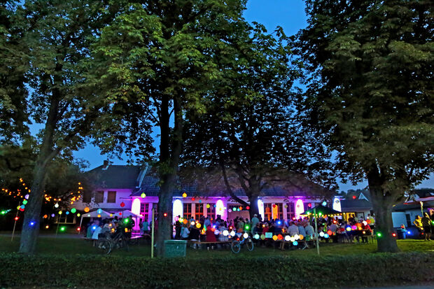Das traditionell alle zwei Jahre stattfindende Echthausener Lampion-Fest zaubert die Gemeindehalle an der Ruhrstraße in ein ganz besonderes Licht. ARCHIVFOTO: ANDREAS DUNKER