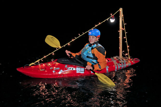 Mit Lichterketten, Lampions und leuchtenden Luftballons hatten die Paddler ihre Kanus illuminiert. FOTO: ANDREAS DUNKER