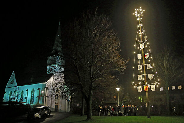 Am 1. Dezember startete der „Lebendige Adventskalender“ am „Maibaum“ auf dem Dorfplatz an der katholischen St.-Vinzenz-Kirche in Echthausen. FOTO: ANDREAS DUNKER