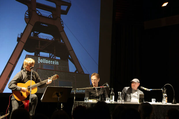 Der Musiker und Sänger Norbert Labatzki und der bekannte Dortmunder Kabarettist Fritz Eckenga zusammen mit dem Buchautor und Literaturwissenschaftler Dr. Herbert Knorr aus Gelsenkirchen im Wickeder Bürgerhaus. FOTO: ANDREAS DUNKER