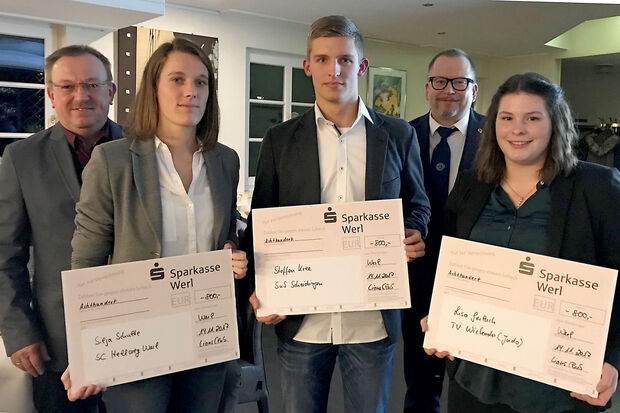 Die geehrten jungen "Sport-Funktionäre" (von links): Silja Schulte, Steffen Kree und Lisa Gerlach (Wickede) mit Laudator Heinz Wilhelm Baimann (links) und Lions-Präsident Andreas Josefowitz