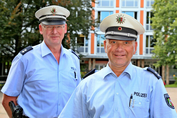 Der Wickeder Bezirksdienstbeamte Stefan-Klaus Hansner (vorne) und sein Kollege Gisbert Lutter. ARCHIVFOTO: ANDREAS DUNKER