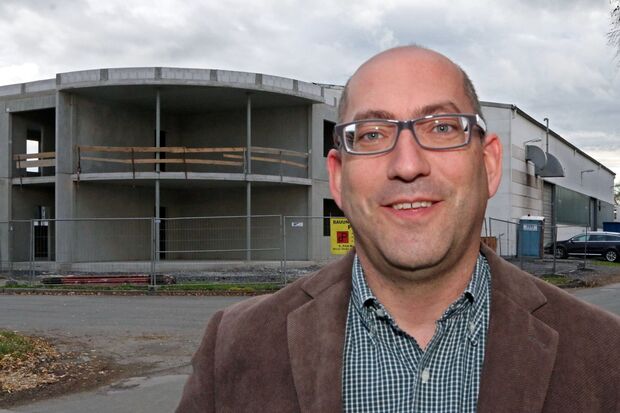 Christian Bünte, Geschäftsführender Gesellschafter von MBT PolyTapes vor dem Neubau am Erlenbusch FOTO: ANDREAS DUNKER