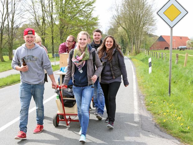 Junge Mai-Wanderer in Wiehagen auf dem Weg zum Schlückinger Dorffest FOTO: ANDREAS DUNKER
