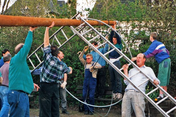 Aufstellen des ersten Maibaumes im Jahre 1995 ARCHIVFOTO: VEREINSRING ECHTHAUSEN