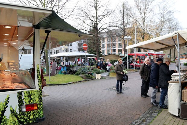 Der Wochenmarkt findet diese Woche vor der Volksbank in der Ortsmitte statt. FOTO: CARINA WESTERWELLE