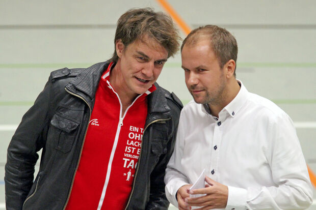 Comedian und Moderator Matze Knop zusammen mit Hallensprecher Alex Heine (rechts), dessen "Outfit" der Komiker gleich mal als "Metzger-Hemd" bezeichnete FOTO: ANDREAS DUNKER