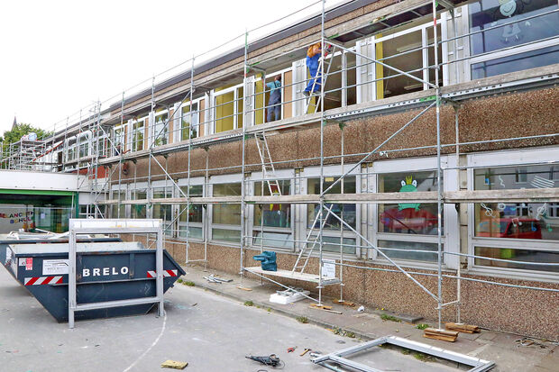 Die eingerüstete Fassade an der Melanchthon-Grundschule in Wickede FOTO: ANDREAS DUNKER