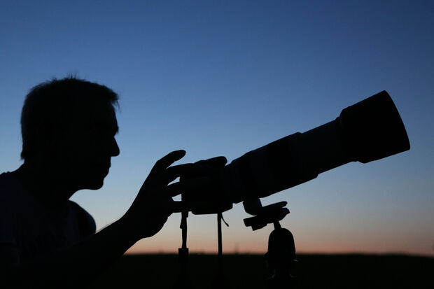 Der Wickeder Hobby-Fotograf Michael Mechtold mit Digitalkamera und Teleobjektiv mit starker Brennweite bei der Fokussierung des "Blutmondes". FOTO: ANDREAS DUNKER