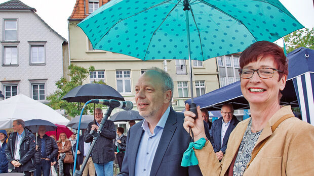 Ludger Pöpsel als Sprecher des Vorstands des Vereins "Historischer Stadtkern Werl" – gut beschirmt von Martina Dörfler FOTO: ANDREAS DUNKER