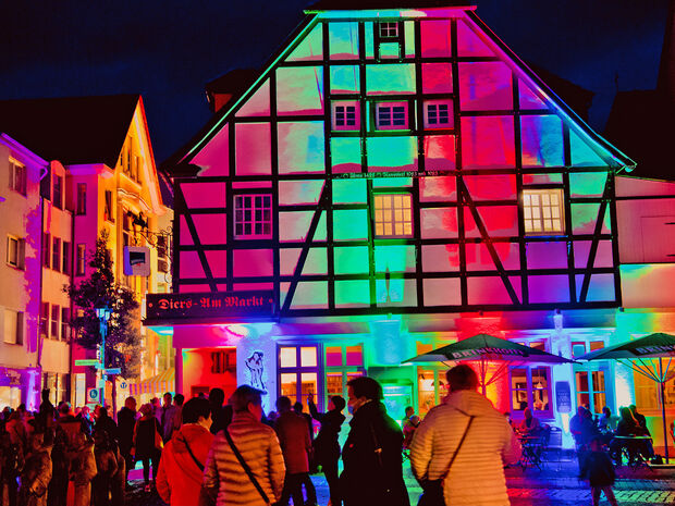 Bunt angestrahlt boten die prächtigen Häuser in der Werler Fußgängerzone eine schöne Kulisse für das Moonlight-Shopping am Freitagabend. Besonders imposant wirkte das Fachwerk-Gebäude des Restaurants "Diers – Am Markt". FOTO: ANDREAS DUNKER