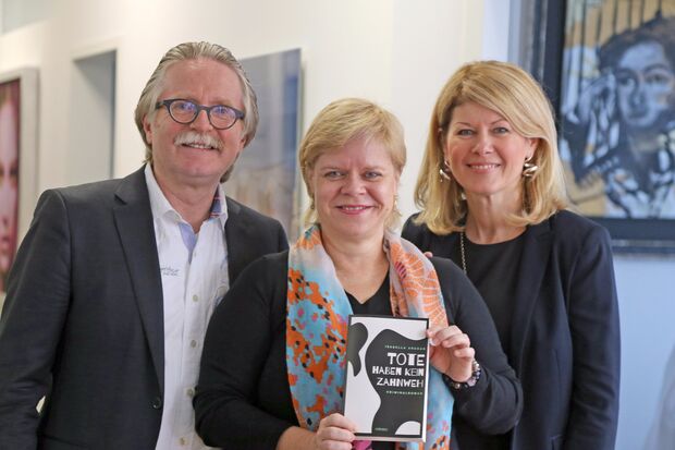 Die Zahnärzte Dr. Clemens Frigge (links) und Marta Dinstak (rechts) zusammen mit der Kölner Krimi-Autorin und Schauspielerin Isabella Archan (Mitte), die aus Österreich stammt und durch ihren "Wiener Schmäh" begeistert. ARCHIVFOTO: ANDREAS DUNKER