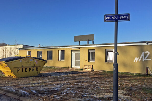 In dem ehemaligen Kasernengebäude "Am Golfplatz Nr. 12" will der Wickeder Unternehmer Werner Severin ein "Motel" in Form eines "Automatenhotels" eröffnen. FOTO: ANDREAS DUNKER