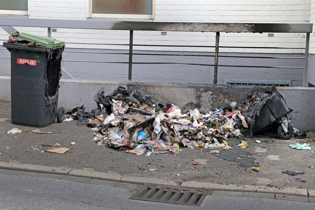 Der fast komplett verbrannte Papier-Container und die grüne Tonne für Bio-Abfall an der Christian-Liebrecht-Straße hinter dem TEDI-Discounter-Markt FOTO: ANDREAS DUNKER