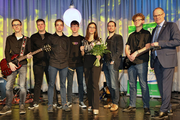 Die Pop- und Rock-Band "Metronom" der Musikschule Werl, Wickede (Ruhr) und Ense mit Bürgermeister Dr. Martin Michalzik (CDU) FOTO: ANDREAS DUNKER