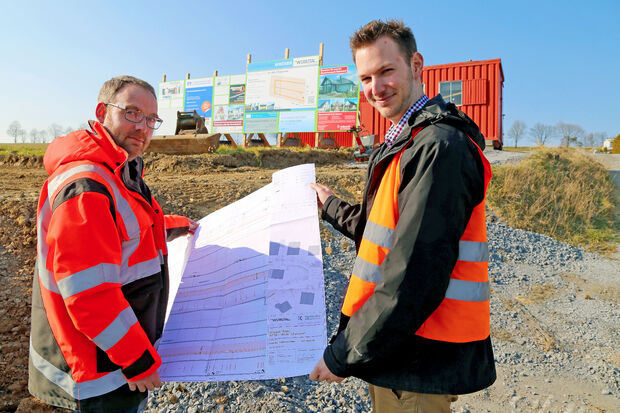 Diplom-Ingenieur Christian Duksa vom Ingenieurbüro Kühnert (links) mit einem Mitarbeiter auf der gerade eingerichteten Baustelle des neuen Siedlungsgebietes „An der Chaussee“ oberhalb der Nordstraße FOTO: ANDREAS DUNKER