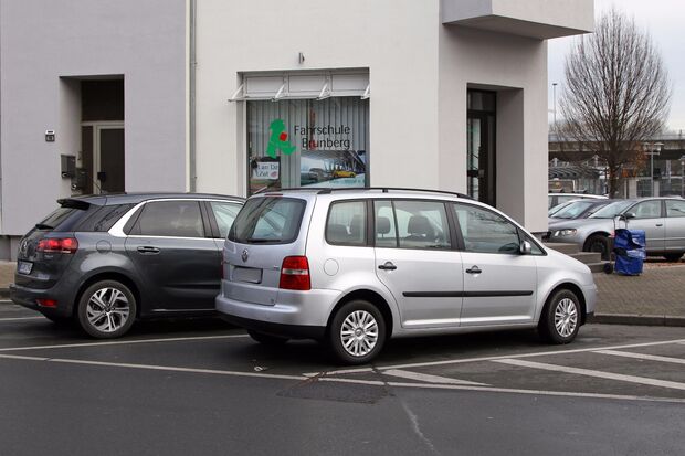 Dies sollen die neuen Taxistände werden: Zwei vor der Fahrschule Brunberg …