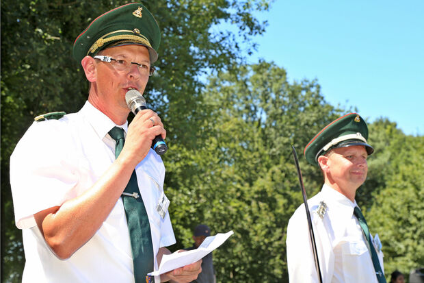 Schützenoberst Stefan Reszel begrüßt die Regenten- und  Hofstaatpaare sowie Schützen und Musiker am Samstagnachmittag auf dem TuS-Sportplatz zum Festumzug durch das Dorf Echthausen. Rechts: Kommandeur Andreas Schacke FOTO: ANDREAS DUNKER