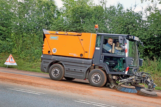 Die kommunale Kehrmaschine fegte das Bindemittel zusammen und saugte es auf. FOTO: ANDREAS DUNKER