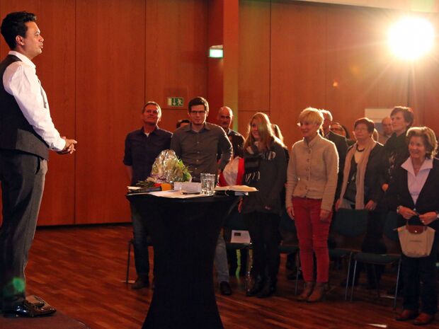 Tenor Matthew Overmeyer vor seinem Publikum im Bürgerhaus FOTO: ANDREAS DUNKER