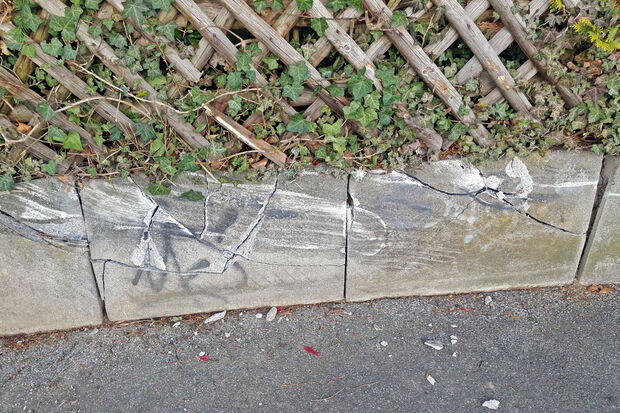 Mauer und Zaun eines Anliegers wurden beschädigt, als der Pkw mit Frauen und Kindern von dem Auto des Täters davor geschoben wurde. FOTO: PRIVAT