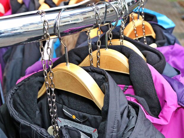 Papenberg: Mit Ketten vor Dieben gesichert – die Ware am Außenständer FOTO: ANDREAS DUNKER