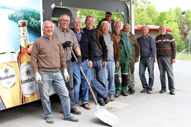 Die Sänger des Gemischten Chores (GC) "Liedertafel" Wiehagen beim Aufbau für das traditionelle "Pfingstfest" mit Dorf-Disco am Sonntag und traditionellem Frühschoppen am Montag. FOTOS: CARINA WESTERWELLE