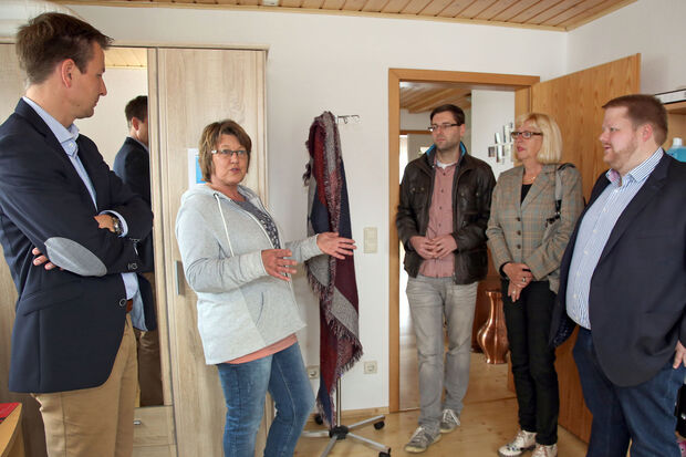 Matthias Kerkhoff (links) als CDU-Landtagsabgeordneter aus dem benachbarten Hochsauerlandkreis und Mitglied im Ausschuss für Arbeit, Gesundheit und Soziales sowie der junge CDU-Landtagskandidat Heinrich Frieling (rechts) aus Ense-Sieveringen besuchten die Senioren-Wohngemeinschaft des privaten Pflegedienstes von Ines Hinrichs (2. von links) an der Bergstraße in Wickede. Mit dabei: der Wickeder CDU-Vorsitzende Thomas Fabri und Isolde Neuhaus. FOTO: ANDREAS DUNKER