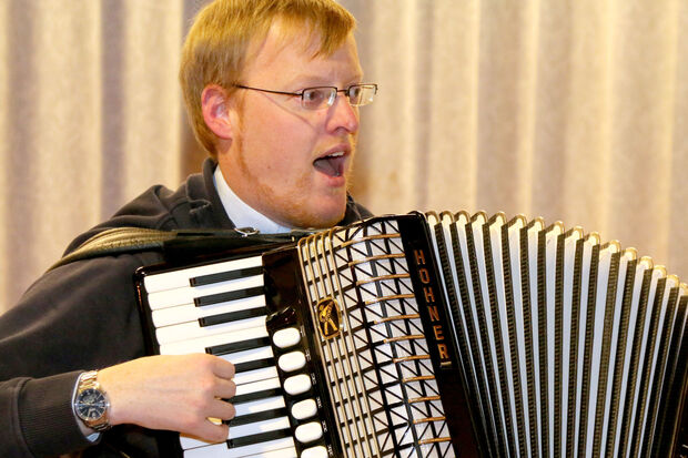 Vikar Alexander als Musikus mit Akkordeon und Gesang ARCHIVFOTO: ANDREAS DUNKER